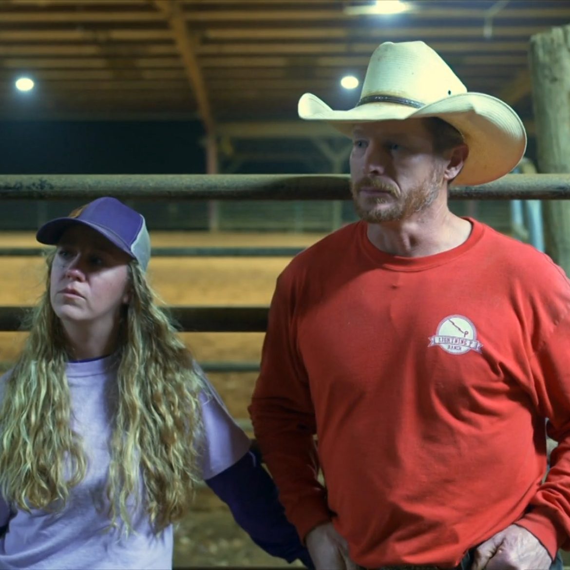 Raven praat met Tim en Rebecca in 'Nachtdieren', zij verloren hun dochter