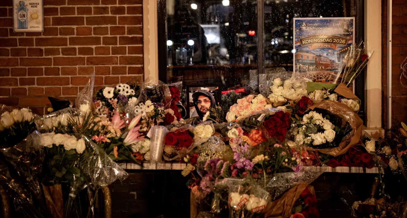 Bloemenzee in centrum Hoorn waar Dario (29) werd doodgestoken: 'Mijn hart huilt'