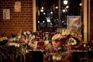 Bloemenzee in centrum Hoorn waar Dario (29) werd doodgestoken: 'Mijn hart huilt'