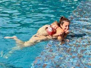 Thumbnail voor Majella’s dochter had een ‘ongelukje’ in luxe resort: ‘En dan je pokerface maar opzetten’