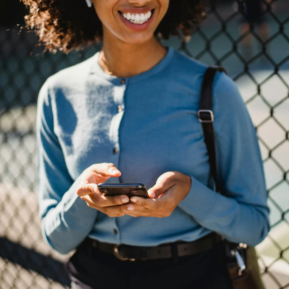 Vrouw lachend met telefoon