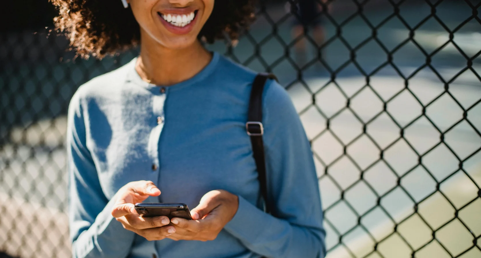 Vrouw lachend met telefoon