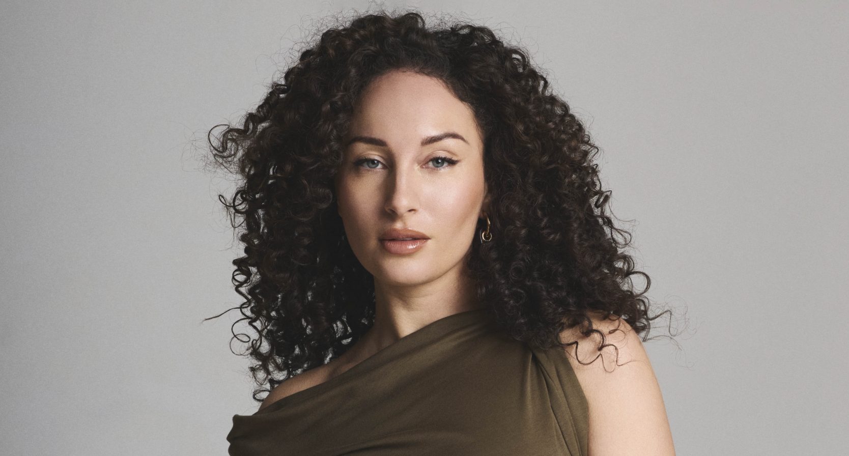 Actrice en zangeres Sky Lemmer tipt déze foundation: 'De dekking is heel mooi'