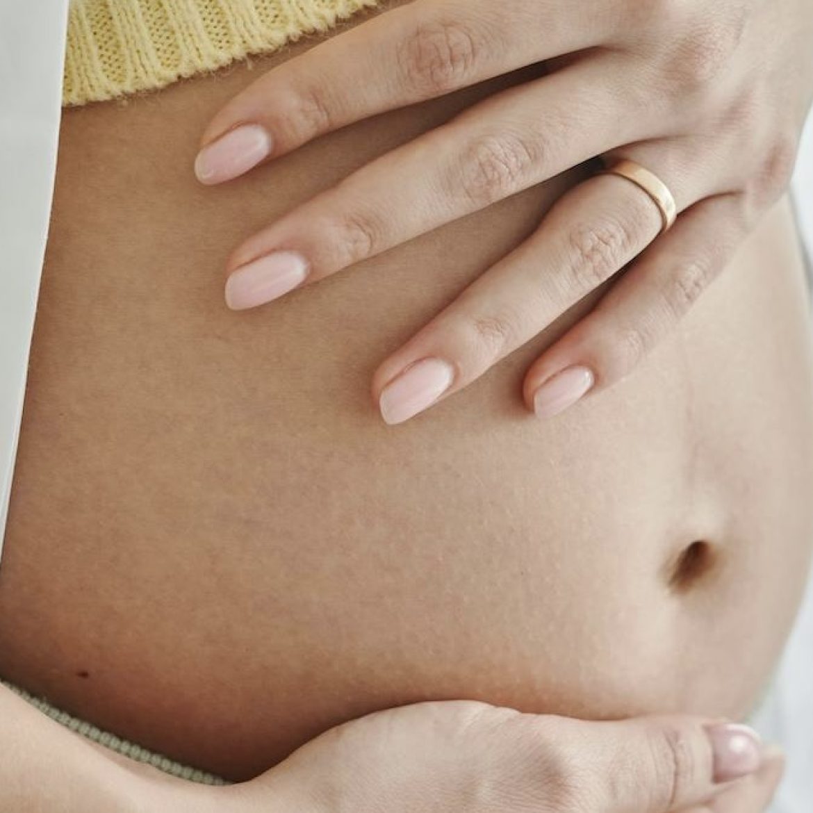 Zwangere vrouw, handen op buik