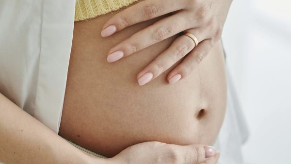 Zwangere vrouw, handen op buik