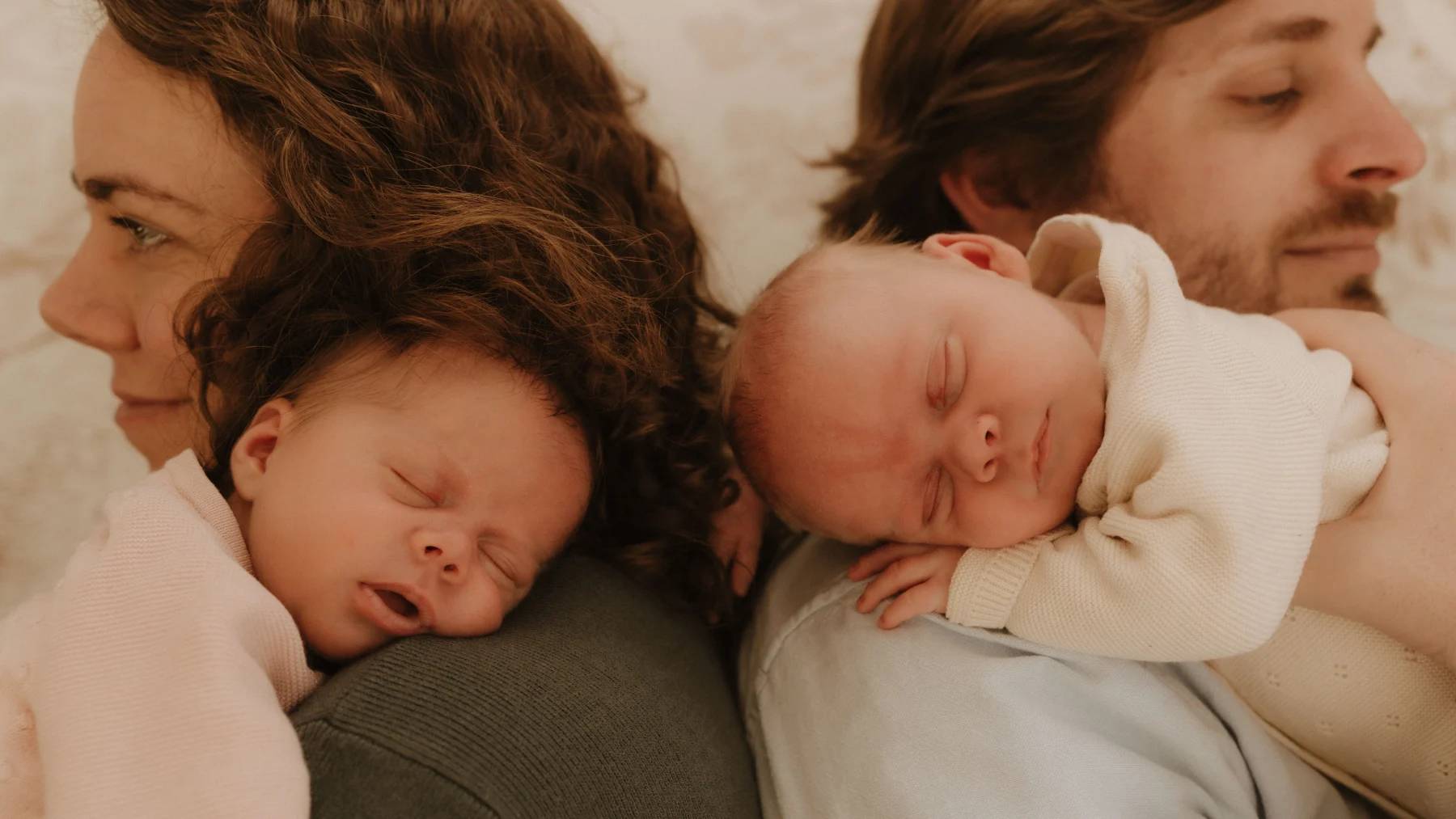 Vader en moeder houden een baby tweeling vast | Mascha tweeling