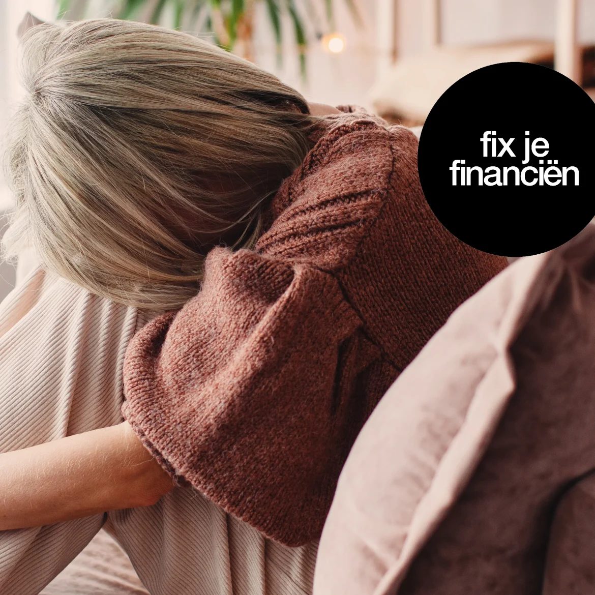 Vrouw was financieel afhankelijk van haar man en zit verdrietig op de bank