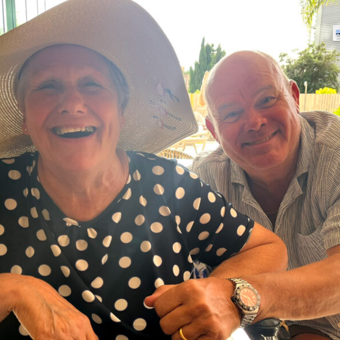 Rejo vertelt in 'Een Vergetelijk Mooie Reis' hoe hij de zorg voor zijn moeder met Alzheimer niet meer aankon: 'Voelt als falen'