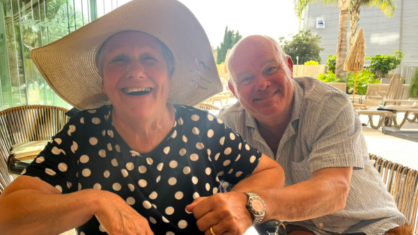 Rejo vertelt in 'Een Vergetelijk Mooie Reis' hoe hij de zorg voor zijn moeder met Alzheimer niet meer aankon: 'Voelt als falen'