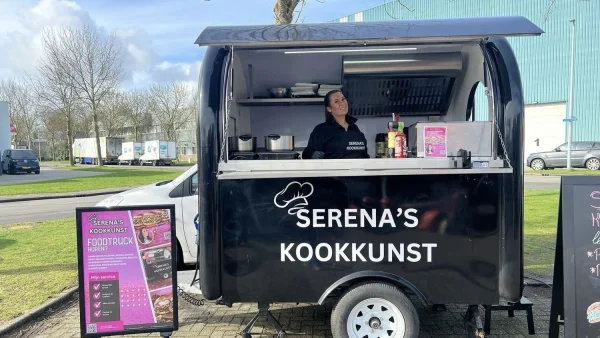 Serena uit De Bondgenoten met een foodtruck