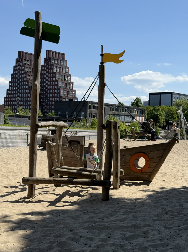 houten-boot glijbaan amsterdam west