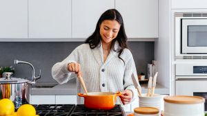 Thumbnail voor Vie (32) kookt vaak voor een vriendin en vraagt daar nooit iets voor: 'Maar ik kreeg wel een Tikkie van haar'