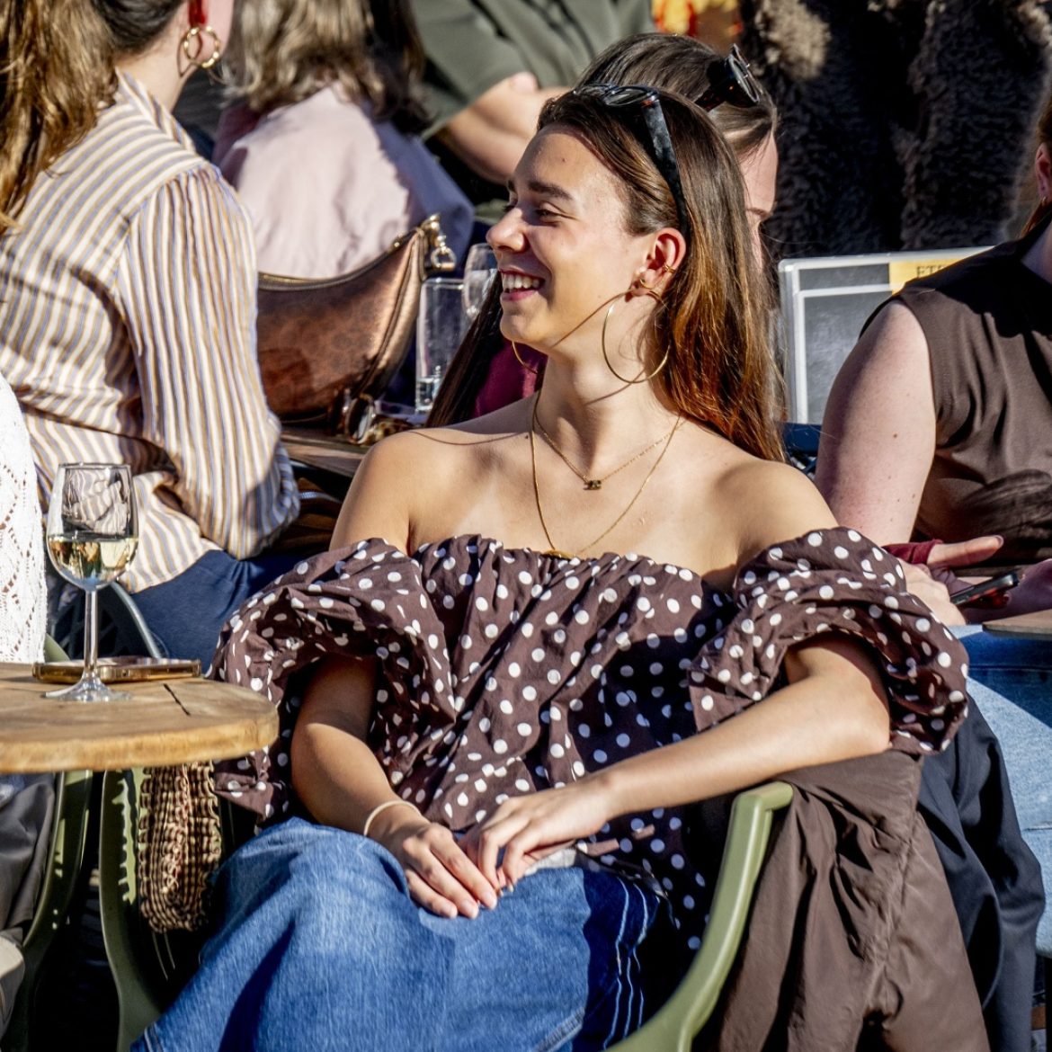 Is de lente dan eindelijk in zicht? Temperaturen kunnen oplopen tot 24 gradenRTL Nieuws · 1 uur geleden · Aangepast: 0 minuten geleden Richting het paasweekend laat het weer zich steeds meer van zijn lenteachtige kant zien. Vooral tweede paasdag belooft een mooie dag te worden om eropuit te gaan. Maandag en dinsdag kan de temperatuur plaatselijk zelfs boven de 20 graden uitkomen. Lenteweer komt eraan: 'Dinsdag zou het 24 graden kunnen worden' De dagen voor het paasweekend verlopen nog wisselvallig, zegt meteoroloog Magdel Erasmus. "We moeten eerst nog door een paar wisselvallige dagen met veel bewolking en af en toe wat lichte regen of een buitje." Voorzichtig lenteweer op zaterdag Ook morgen trekt er nog veel bewolking over het land, met af en toe lichte regen of motregen. De middag verloopt wat droger, en vanuit het westen laat de zon zicht af en toe zien, maar met 9 graden gemiddeld blijft het aan de frisse kant voor de tijd van het jaar. Vrijdag trekt het iets aan qua temperatuur: 11 graden. Er kan 'een drupje regen' vallen, maar erg veel zal het niet zijn. In het weekend kunnen we voorzichtig van lenteweer spreken, zegt Erasmus. "Zaterdag zien we in heel Nederland best veel zon. We verwachten dat het zo'n 14 graden wordt, het blijft grotendeels droog." De paasdagen, en dan vooral de maandag, beloven uitstekende kansen te bieden om eropuit te trekken, zegt de meteoroloog. "Voor zondag zit er nog wat onzekerheid in de weermodellen, omdat er een storing bij zit. Maar áls het gaat regenen, zal dat ook snel overtrekken. Het wordt hoe dan ook een aangename dag." Erasmus heeft wel een waarschuwing in huis voor mensen die van strandwandelingen houden: "Er staat vrijdag, zaterdag en zondag een straffe wind aan de kust. Ideaal voor kitesurfers, maar misschien niet ideaal voor alle wandelaars." Ideaal paasweer Maandag kun je in de ochtend nog een jas gebruiken, omdat we dan uit een koude nacht komen. Maar de temperatuur loopt snel op naar zo'n 16 graden, en het belooft een zonnige dag te worden. Ideaal weer dus voor een paaswandeling. Dinsdag lijkt een uitschieter te worden, dan is '20 graden zeker haalbaar', zegt de meteoroloog. "Vooral in het zuiden van het land, daar zou het volgens optimistische verwachtingen eventueel 23 of 24 graden kunnen worden. In het midden van het land is 20 graden zeker haalbaar." Daarmee is het voorlopig ook weer gedaan met het lenteachtige weer: vanaf woensdag loopt de temperatuur weer terug en keert ook de wisselvalligheid terug. Lees ook Oude weerspreuken wankelen door warmer klimaat Deel artikel Lees meer over Buienradar Lente Weersverwachting Net binnen Jarig Apple wil binnen vier jaar 'CO2-neutraal' zijn, maar kan dat wel? 13:16 Jarig Apple wil binnen vier jaar 'CO2-neutraal' zijn, maar kan dat wel? Alle WK deelnemers zijn sinds gister bekend: vijf dingen die opvallen 13:11 Alle WK deelnemers zijn sinds gister bekend: vijf dingen die opvallen Numidia komt met nieuwe muziek over haar moeilijke jeugd: 'Blijf geloven in jezelf' 00:51 13:11 Numidia komt met nieuwe muziek over haar moeilijke jeugd: 'Blijf geloven in jezelf' Vrouw doodgeschoten Bram (81) tegen verdachte: 'Hij was de liefde van mijn leven' 01:53 13:01 Vrouw doodgeschoten Bram (81) tegen verdachte: 'Hij was de liefde van mijn leven' Laatste video's van RTL Nieuws Vrouw doodgeschoten Bram (81) tegen verdachte: 'Hij was de liefde van mijn leven' 01:53 Vrouw doodgeschoten Bram (81) tegen verdachte: 'Hij was de liefde van mijn leven' Minister Sjoerdsma (D66) onder vuur vanwege extra steun aan UNRWA 01:30 Minister Sjoerdsma (D66) onder vuur vanwege extra steun aan UNRWA Minder clubs, meer koffietentjes: ligt dat aan Gen Z? 01:35 Minder clubs, meer koffietentjes: ligt dat aan Gen Z? Berlijn wil van papier af: ambtenaren stoppen met ‘ontdigitaliseren’ 02:14 Berlijn wil van papier af: ambtenaren stoppen met ‘ontdigitaliseren’ Deze homostellen waren de allereerste: 'Verdomme, ik ben getrouwd' 01:41 Deze homostellen waren de allereerste: 'Verdomme, ik ben getrouwd' Mis dit niet Vrouw doodgeschoten Bram (81) tegen verdachte: 'Hij was de liefde van mijn leven' 01:53 RTL Nieuws Vrouw doodgeschoten Bram (81) tegen verdachte: 'Hij was de liefde van mijn leven' 10 jaar cel geëist voor brandstichting in binnenstad Arnhem 10 jaar cel geëist voor brandstichting in binnenstad Arnhem Serieschutter doodde in opdracht van stemmen: 'Dit is een goed doelwit' Serieschutter doodde in opdracht van stemmen: 'Dit is een goed doelwit' Deze homostellen waren de allereerste: 'Verdomme, ik ben getrouwd' 01:41 Deze homostellen waren de allereerste: 'Verdomme, ik ben getrouwd' Door oorlog willen meer Nederlanders Groninger gasvelden heropenen Door oorlog willen meer Nederlanders Groninger gasvelden heropenen Net als in 2001: Amsterdam viert openstelling huwelijk 00:55 Net als in 2001: Amsterdam viert openstelling huwelijk Blijf op de hoogte van de nieuwste RTL programma's Ontvang wekelijks updates over nieuwe programma's, exclusieve acties en persoonlijke tips in je mailbox Verstuur Bekijk ons privacy beleid voor meer informatie over hoe wij je gegevens verwerken. Je kunt je op elk moment onderaan de email uitschrijven. © 2026 - RTL Nederland. Alle rechten voorbehouden. Geen tekst- en datamining. Handige links Inloggen Registreren Wachtwoord vergeten Aanmelden RTL updates Cookie instellingen Help Contact Bedrijfsgegevens Veel gestelde vragen Facebook support Twitter support Over RTL.nl Toegankelijkheid Gebruikersvoorwaarden Privacybeleid Cookiebeleid Adverteren bij RTL Ga naar RTL Nederland