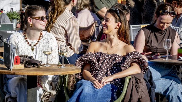 Is de lente dan eindelijk in zicht? Temperaturen kunnen oplopen tot 24 gradenRTL Nieuws · 1 uur geleden · Aangepast: 0 minuten geleden Richting het paasweekend laat het weer zich steeds meer van zijn lenteachtige kant zien. Vooral tweede paasdag belooft een mooie dag te worden om eropuit te gaan. Maandag en dinsdag kan de temperatuur plaatselijk zelfs boven de 20 graden uitkomen. Lenteweer komt eraan: 'Dinsdag zou het 24 graden kunnen worden' De dagen voor het paasweekend verlopen nog wisselvallig, zegt meteoroloog Magdel Erasmus. "We moeten eerst nog door een paar wisselvallige dagen met veel bewolking en af en toe wat lichte regen of een buitje." Voorzichtig lenteweer op zaterdag Ook morgen trekt er nog veel bewolking over het land, met af en toe lichte regen of motregen. De middag verloopt wat droger, en vanuit het westen laat de zon zicht af en toe zien, maar met 9 graden gemiddeld blijft het aan de frisse kant voor de tijd van het jaar. Vrijdag trekt het iets aan qua temperatuur: 11 graden. Er kan 'een drupje regen' vallen, maar erg veel zal het niet zijn. In het weekend kunnen we voorzichtig van lenteweer spreken, zegt Erasmus. "Zaterdag zien we in heel Nederland best veel zon. We verwachten dat het zo'n 14 graden wordt, het blijft grotendeels droog." De paasdagen, en dan vooral de maandag, beloven uitstekende kansen te bieden om eropuit te trekken, zegt de meteoroloog. "Voor zondag zit er nog wat onzekerheid in de weermodellen, omdat er een storing bij zit. Maar áls het gaat regenen, zal dat ook snel overtrekken. Het wordt hoe dan ook een aangename dag." Erasmus heeft wel een waarschuwing in huis voor mensen die van strandwandelingen houden: "Er staat vrijdag, zaterdag en zondag een straffe wind aan de kust. Ideaal voor kitesurfers, maar misschien niet ideaal voor alle wandelaars." Ideaal paasweer Maandag kun je in de ochtend nog een jas gebruiken, omdat we dan uit een koude nacht komen. Maar de temperatuur loopt snel op naar zo'n 16 graden, en het belooft een zonnige dag te worden. Ideaal weer dus voor een paaswandeling. Dinsdag lijkt een uitschieter te worden, dan is '20 graden zeker haalbaar', zegt de meteoroloog. "Vooral in het zuiden van het land, daar zou het volgens optimistische verwachtingen eventueel 23 of 24 graden kunnen worden. In het midden van het land is 20 graden zeker haalbaar." Daarmee is het voorlopig ook weer gedaan met het lenteachtige weer: vanaf woensdag loopt de temperatuur weer terug en keert ook de wisselvalligheid terug. Lees ook Oude weerspreuken wankelen door warmer klimaat Deel artikel Lees meer over Buienradar Lente Weersverwachting Net binnen Jarig Apple wil binnen vier jaar 'CO2-neutraal' zijn, maar kan dat wel? 13:16 Jarig Apple wil binnen vier jaar 'CO2-neutraal' zijn, maar kan dat wel? Alle WK deelnemers zijn sinds gister bekend: vijf dingen die opvallen 13:11 Alle WK deelnemers zijn sinds gister bekend: vijf dingen die opvallen Numidia komt met nieuwe muziek over haar moeilijke jeugd: 'Blijf geloven in jezelf' 00:51 13:11 Numidia komt met nieuwe muziek over haar moeilijke jeugd: 'Blijf geloven in jezelf' Vrouw doodgeschoten Bram (81) tegen verdachte: 'Hij was de liefde van mijn leven' 01:53 13:01 Vrouw doodgeschoten Bram (81) tegen verdachte: 'Hij was de liefde van mijn leven' Laatste video's van RTL Nieuws Vrouw doodgeschoten Bram (81) tegen verdachte: 'Hij was de liefde van mijn leven' 01:53 Vrouw doodgeschoten Bram (81) tegen verdachte: 'Hij was de liefde van mijn leven' Minister Sjoerdsma (D66) onder vuur vanwege extra steun aan UNRWA 01:30 Minister Sjoerdsma (D66) onder vuur vanwege extra steun aan UNRWA Minder clubs, meer koffietentjes: ligt dat aan Gen Z? 01:35 Minder clubs, meer koffietentjes: ligt dat aan Gen Z? Berlijn wil van papier af: ambtenaren stoppen met ‘ontdigitaliseren’ 02:14 Berlijn wil van papier af: ambtenaren stoppen met ‘ontdigitaliseren’ Deze homostellen waren de allereerste: 'Verdomme, ik ben getrouwd' 01:41 Deze homostellen waren de allereerste: 'Verdomme, ik ben getrouwd' Mis dit niet Vrouw doodgeschoten Bram (81) tegen verdachte: 'Hij was de liefde van mijn leven' 01:53 RTL Nieuws Vrouw doodgeschoten Bram (81) tegen verdachte: 'Hij was de liefde van mijn leven' 10 jaar cel geëist voor brandstichting in binnenstad Arnhem 10 jaar cel geëist voor brandstichting in binnenstad Arnhem Serieschutter doodde in opdracht van stemmen: 'Dit is een goed doelwit' Serieschutter doodde in opdracht van stemmen: 'Dit is een goed doelwit' Deze homostellen waren de allereerste: 'Verdomme, ik ben getrouwd' 01:41 Deze homostellen waren de allereerste: 'Verdomme, ik ben getrouwd' Door oorlog willen meer Nederlanders Groninger gasvelden heropenen Door oorlog willen meer Nederlanders Groninger gasvelden heropenen Net als in 2001: Amsterdam viert openstelling huwelijk 00:55 Net als in 2001: Amsterdam viert openstelling huwelijk Blijf op de hoogte van de nieuwste RTL programma's Ontvang wekelijks updates over nieuwe programma's, exclusieve acties en persoonlijke tips in je mailbox Verstuur Bekijk ons privacy beleid voor meer informatie over hoe wij je gegevens verwerken. Je kunt je op elk moment onderaan de email uitschrijven. © 2026 - RTL Nederland. Alle rechten voorbehouden. Geen tekst- en datamining. Handige links Inloggen Registreren Wachtwoord vergeten Aanmelden RTL updates Cookie instellingen Help Contact Bedrijfsgegevens Veel gestelde vragen Facebook support Twitter support Over RTL.nl Toegankelijkheid Gebruikersvoorwaarden Privacybeleid Cookiebeleid Adverteren bij RTL Ga naar RTL Nederland