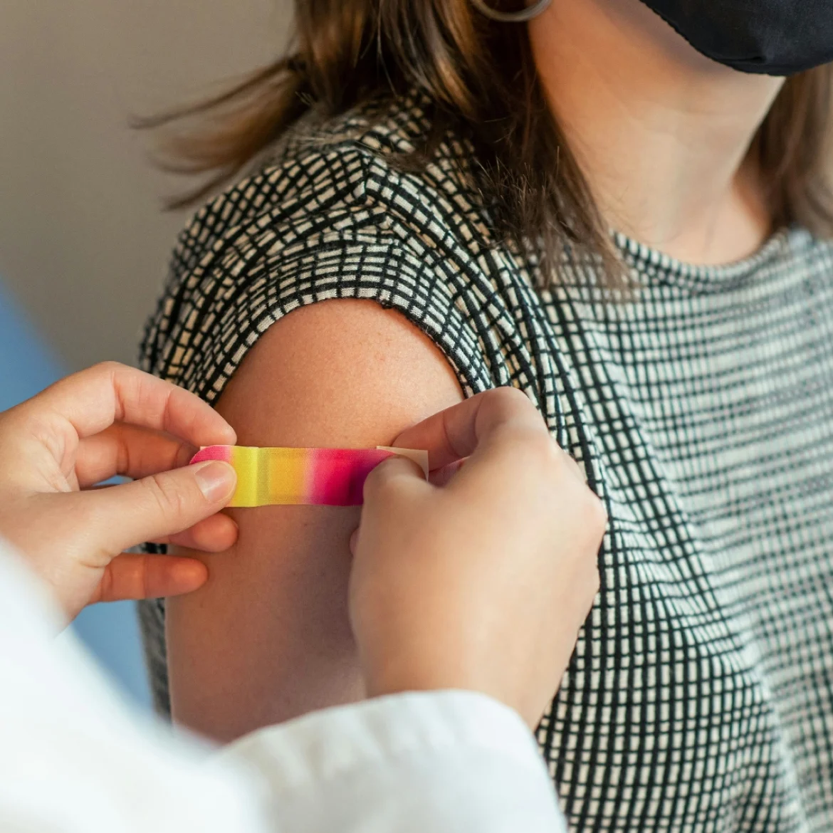 Is het gevaarlijk om je te laten vaccineren tijdens de zwangerschap? Gynaecoloog Joost Akkermans geeft antwoord