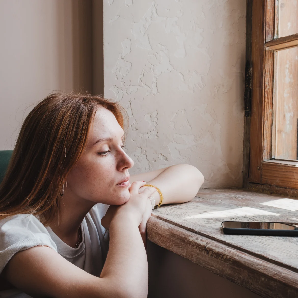 Gedumpt via FaceTime, beeld van een vrouw die naar haar telefoon staart