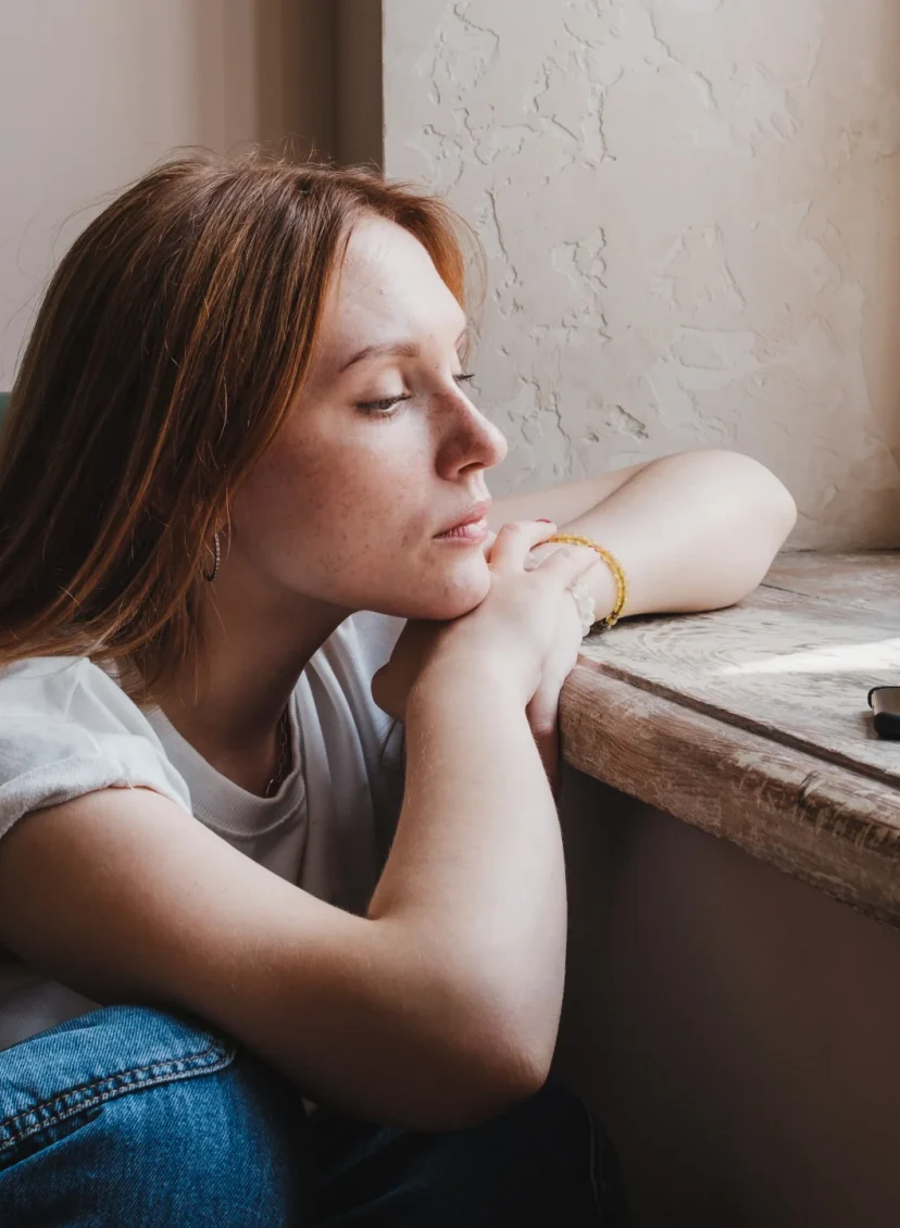 Gedumpt via FaceTime, beeld van een vrouw die naar haar telefoon staart