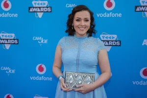 Thumbnail voor 1 aprilgrap of toch niet: Mascha van Beautygloss komt met een nieuw sieraad van hout