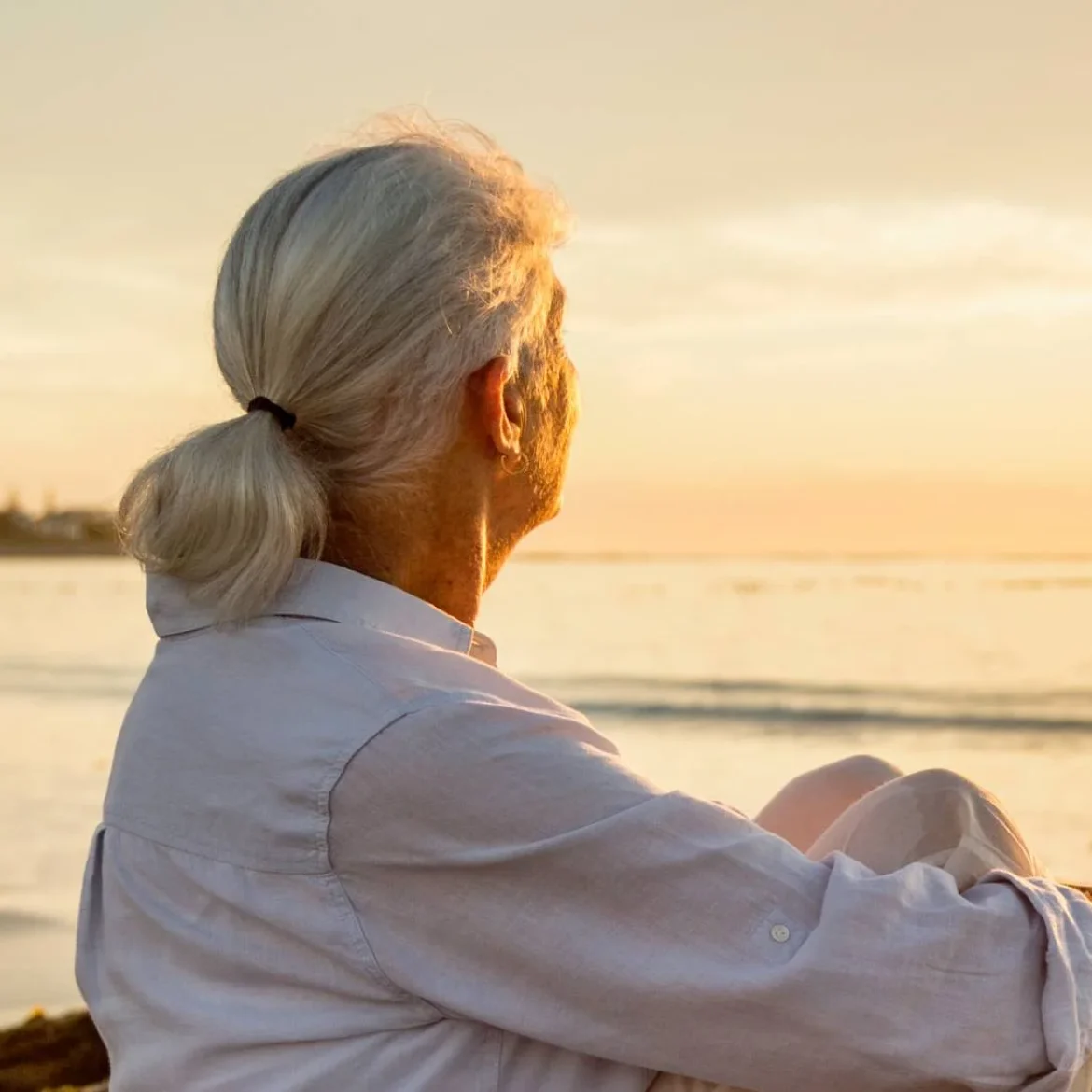 Vrouw kijkt naar zonsondergang