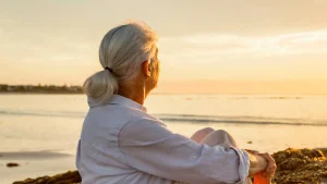 Vrouw kijkt naar zonsondergang