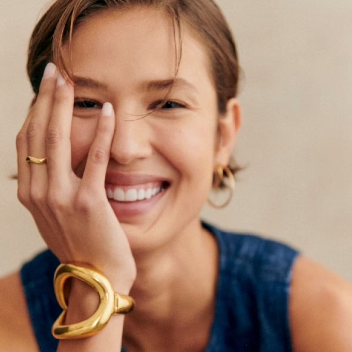 Vrouw met armband cuff