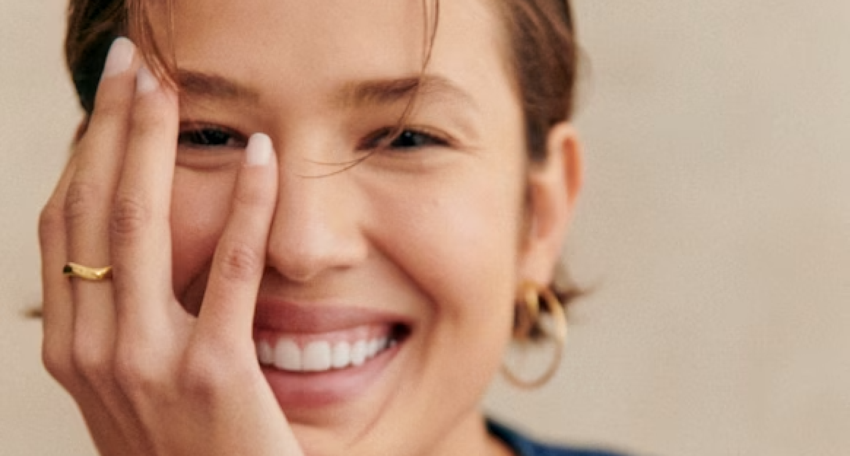 Vrouw met armband cuff