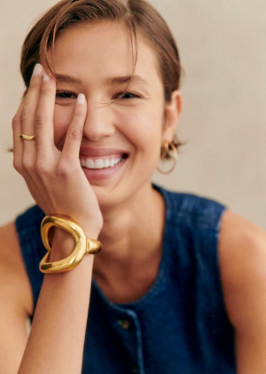 Vrouw met armband cuff