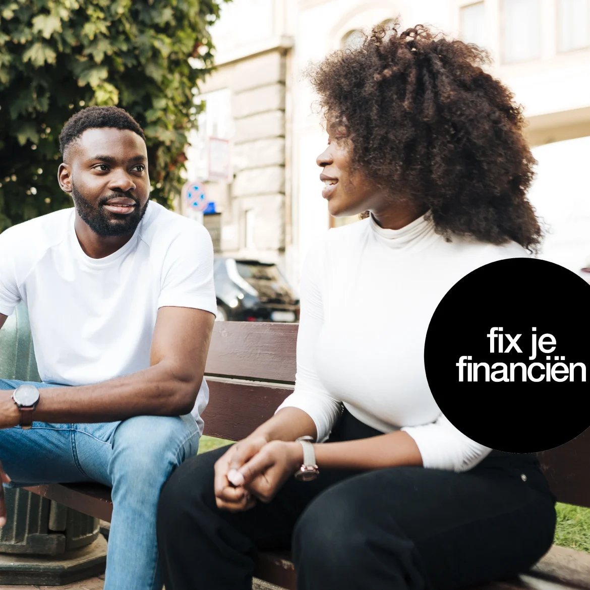 Stel bespreekt financiën op een bankje buiten