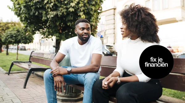 Stel bespreekt financiën op een bankje buiten