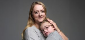 Thumbnail voor Jamilla's (35) dochter Charlie (4) heeft kinderdementie: ‘De laatste keer dat ze ‘mama’ zei, staat in mijn geheugen gegrift’