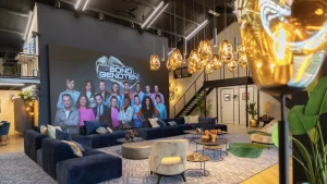 Thumbnail voor Binnenkijken bij 'De Bondgenoten': interieurstylist Marijke over de inrichting van de loods