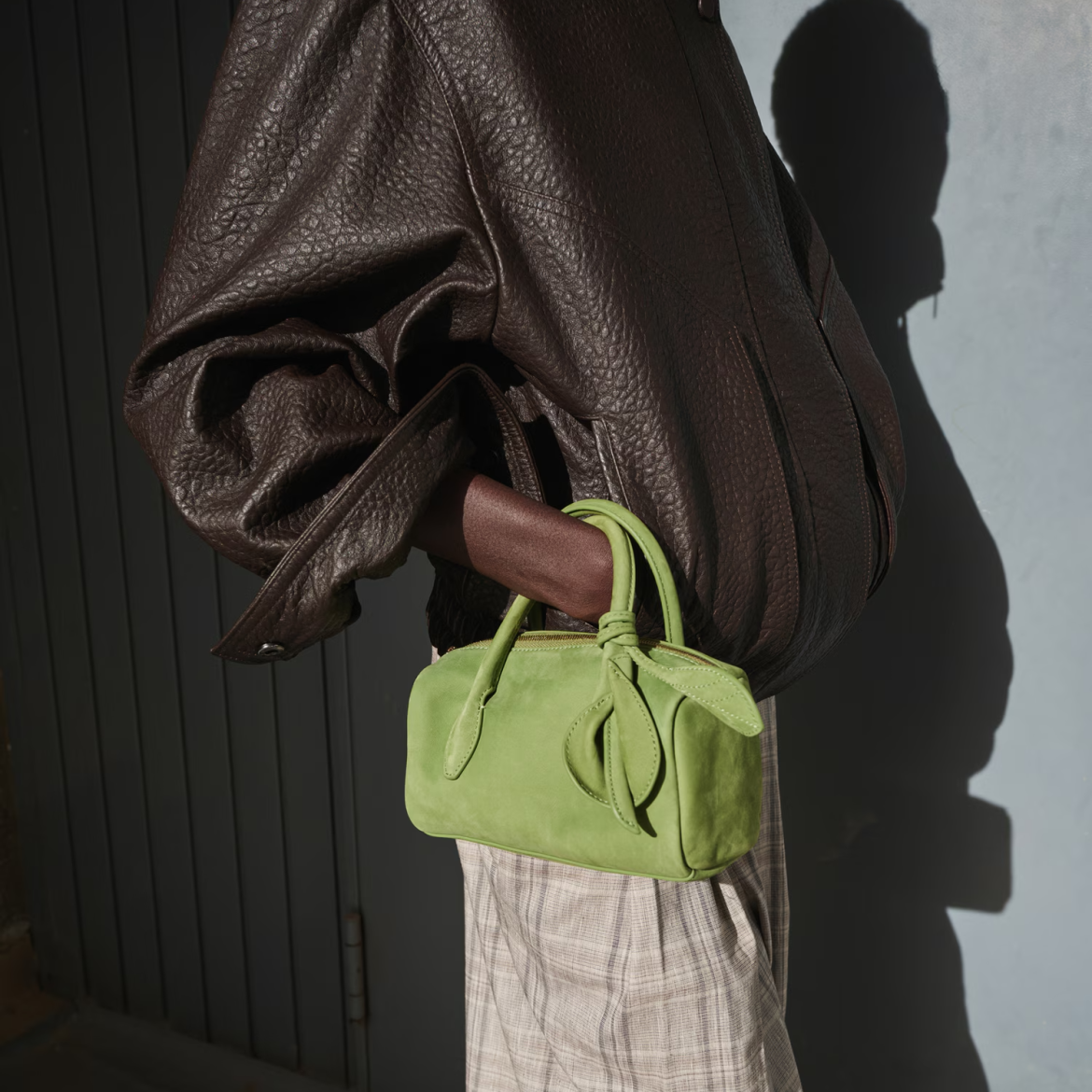 Neutrale outfit met kleurrijke tas