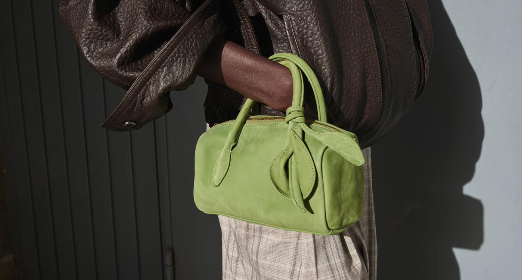 Neutrale outfit met kleurrijke tas