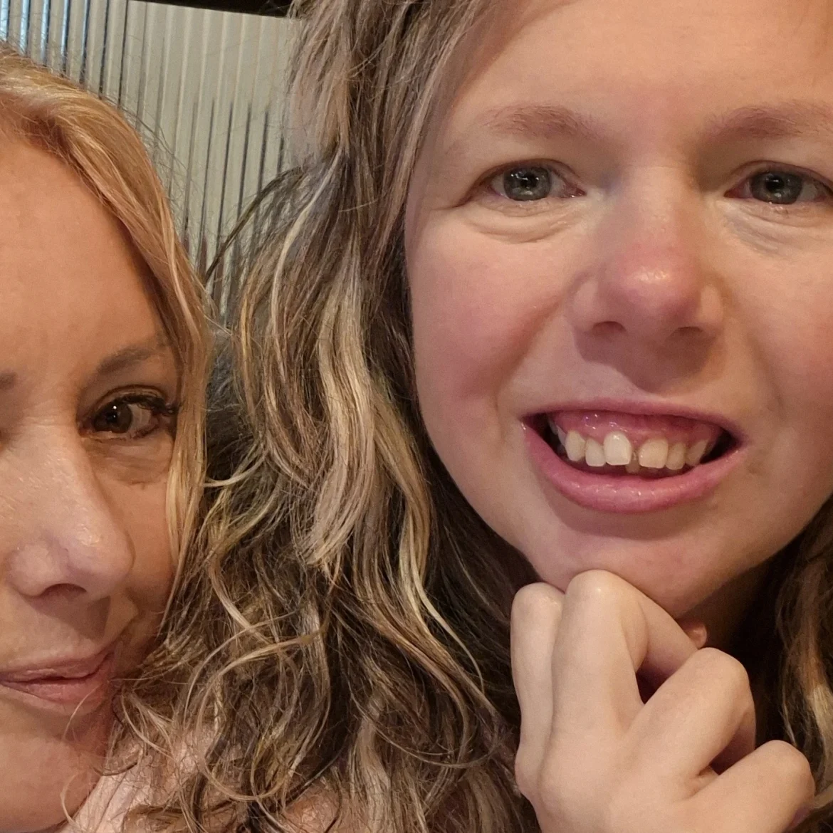 Mantelzorger Anja (59) woont samen met haar dochter Chantal (36): 'We zijn grote vriendinnen'