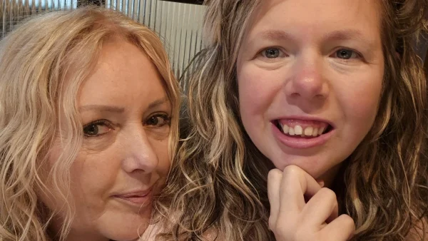 Mantelzorger Anja (59) woont samen met haar dochter Chantal (36): 'We zijn grote vriendinnen'