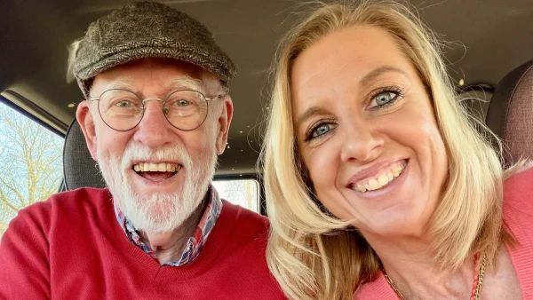 Nadine (48) zorgt voor haar vader (80) met dementie: 'Het enige wat hij niet vergeet, is hoeveel hij mama mist'