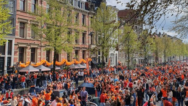 Joyce (34) viert Koningsdag bij vrienden thuis, maar moet betalen voor de wc: 'Het was nog vies ook'