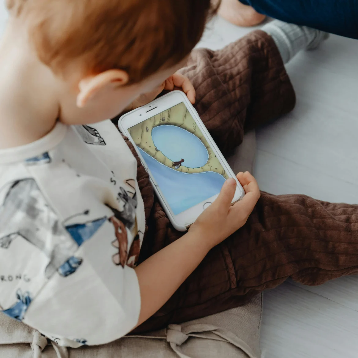 Kind met telefoon in de hand