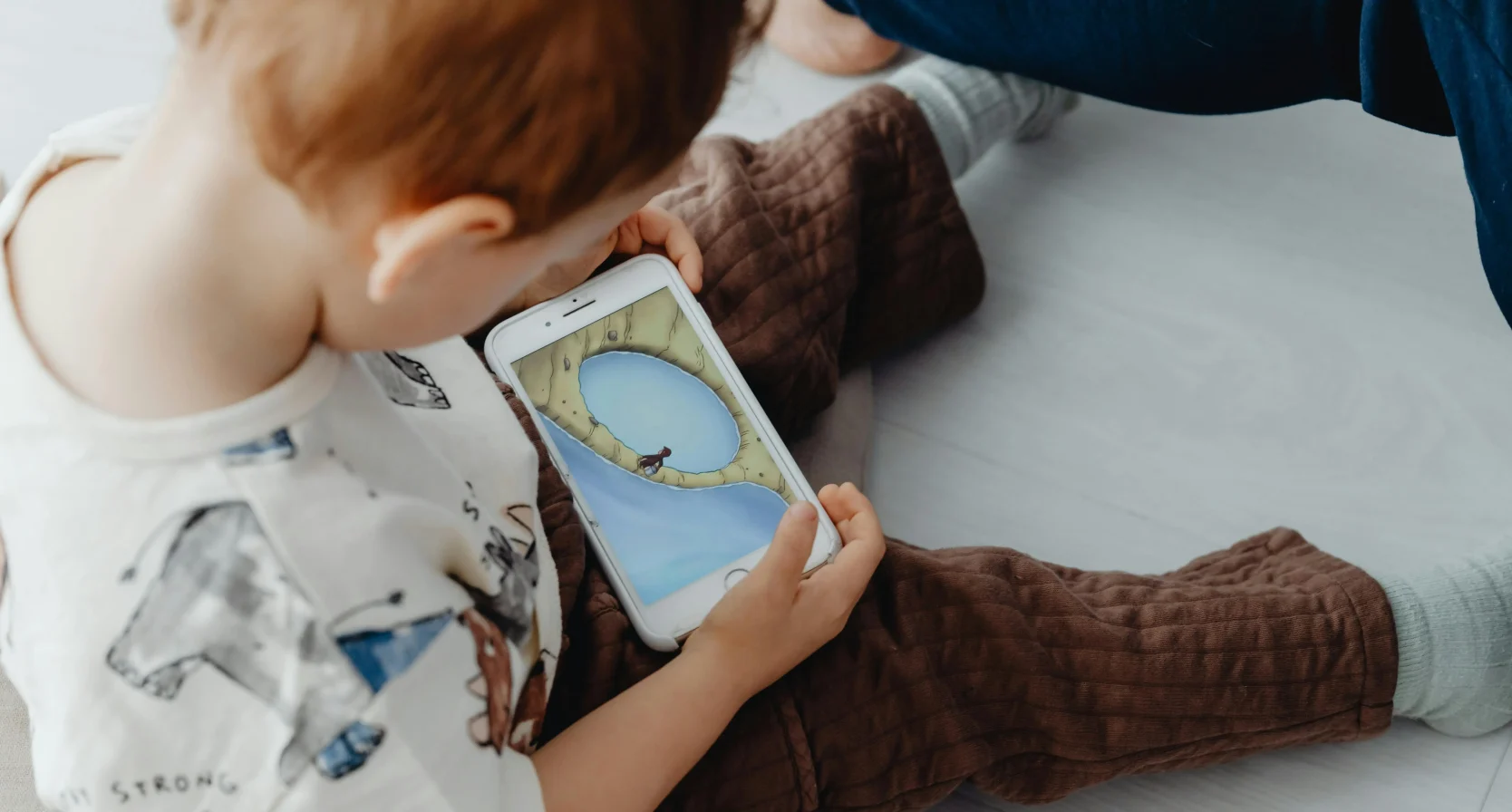 Kind met telefoon in de hand