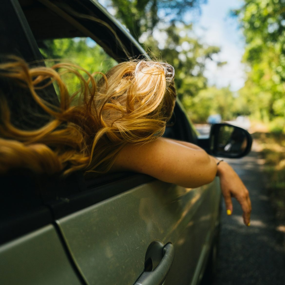 vrouw auto