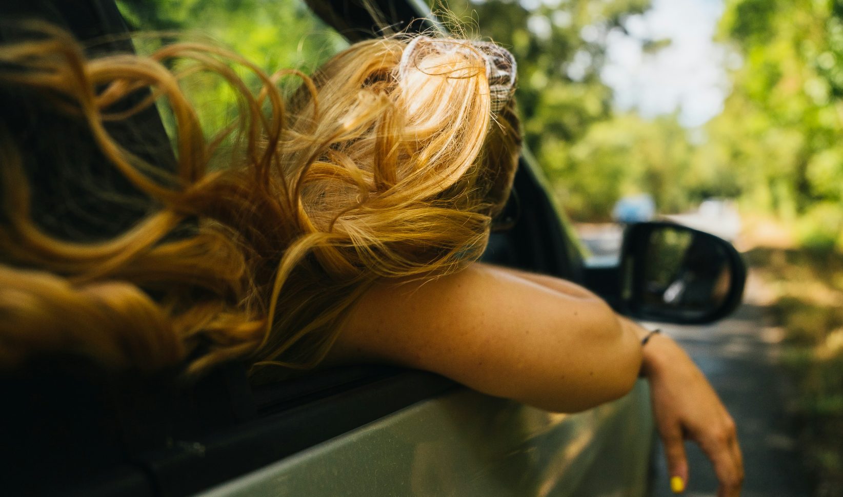 vrouw auto