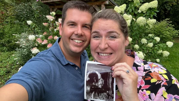 Charlotte raakte na traject van zes jaar en twee miskramen zwanger van haar zoon: ‘Bij elke echo trok ik hetzelfde jurkje aan'