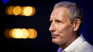 Thumbnail voor Jan Smit sleurt Gert Verhulst mee op stapavond vol sambuca: 'Ik kan niet meer'