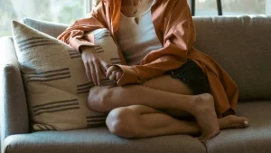 Thumbnail voor Yvonne zet bank op Marktplaats: 'De koper had een wel héél bijzondere voorwaarde'