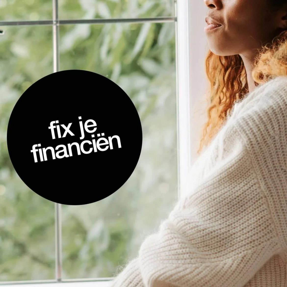 Vrouw kijkt uit raam