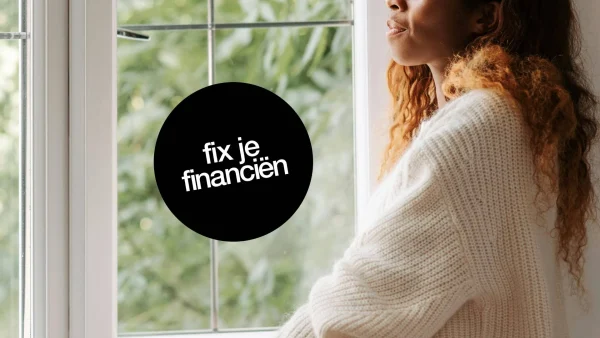 Vrouw kijkt uit raam