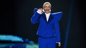 Joost Klein danst met Paris Hilton op Coachella, beeld van Joost Klein