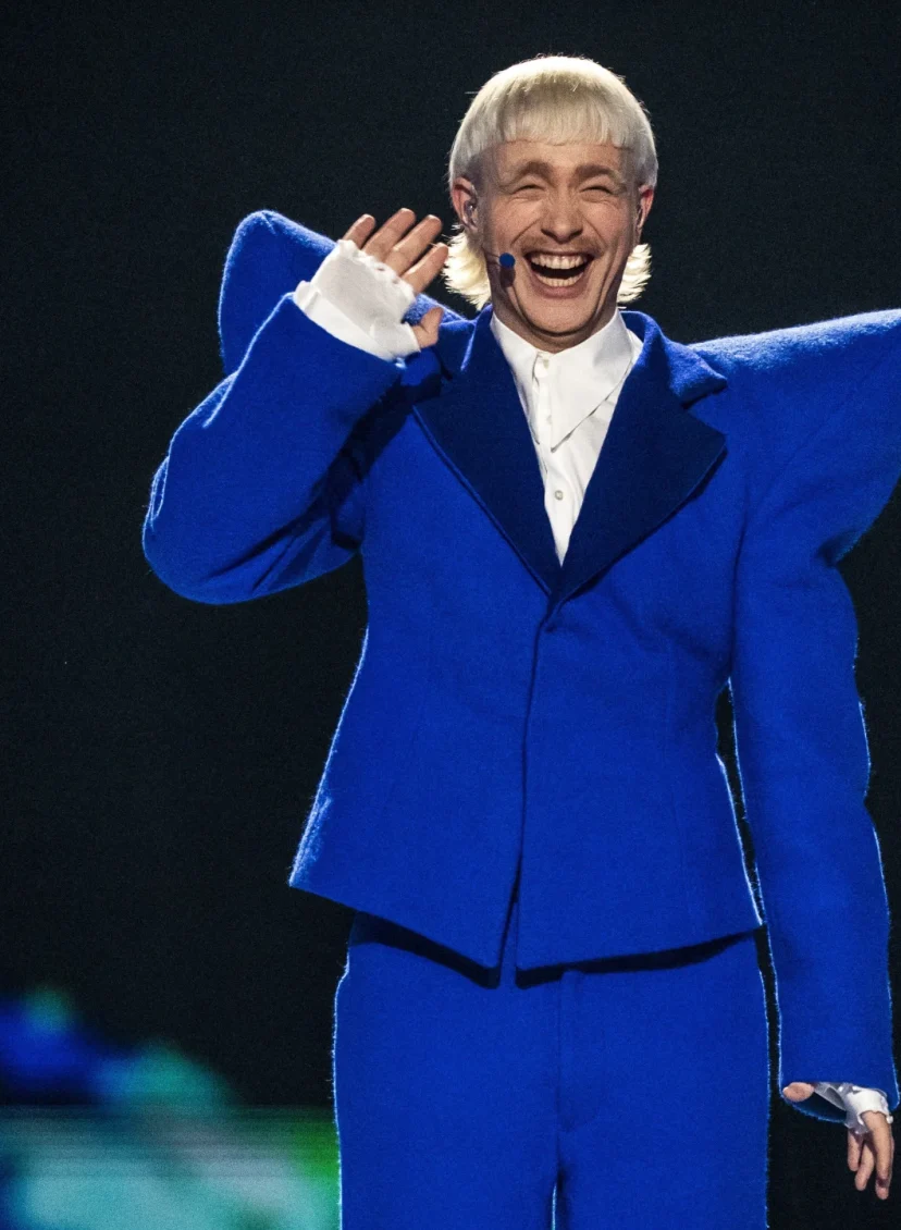 Joost Klein danst met Paris Hilton op Coachella, beeld van Joost Klein