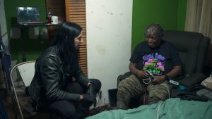 Raven praat met Phyllis over gezondheidszorg in Amerika in 'Nachtdieren USA'