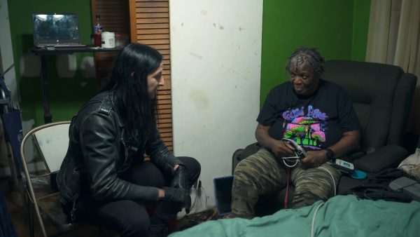 Raven praat met Phyllis over gezondheidszorg in Amerika in 'Nachtdieren USA'